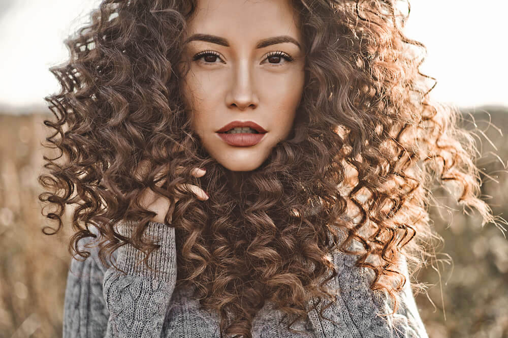 Woman with curly hair - New year hair trends
