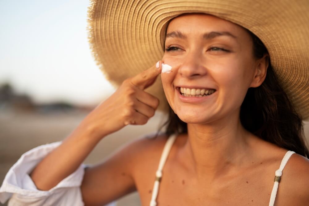 woman applying sunscreen